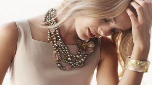 Какие украшения идеально подойдут к бежевому платью? Какие украшения идеально подойдут к бежевому платью?