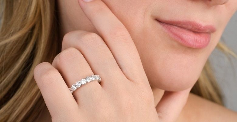 обручальное кольцо с бриллиантами на пальце
