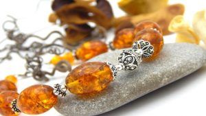 Кому подходят украшения с янтарем и как их выбрать