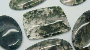 Моховый агат: свойства и применение необычного камня