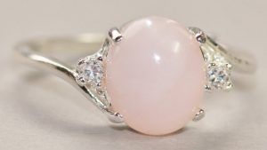 Розовый опал: особенности и применение камня