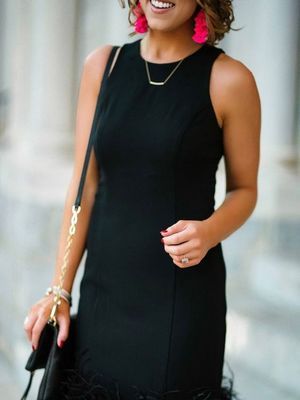 женщина в черном платье