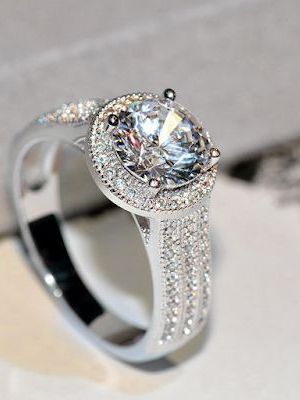 кольцо с драгоценными камнями