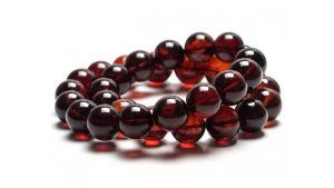 Красный янтарь: особенности и применение камня Красный янтарь: особенности и применение камня