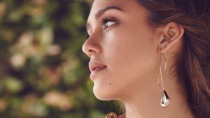 Серебряные серьги без вставок: особенности, как выбрать и носить Серебряные серьги без вставок: особенности, как выбрать и носить