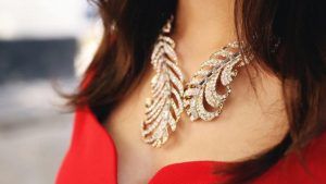 Как подобрать украшения под вырез платья Как подобрать украшения под вырез платья