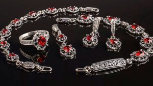 Ювелирный гарнитур: особенности выбора и преимущества Ювелирный гарнитур: особенности выбора и преимущества