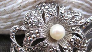 Серебряные броши: особенности, как выбрать и с чем носить Серебряные броши: особенности, как выбрать и с чем носить