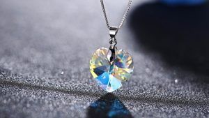 Подвески с кристаллами Сваровски: особенности, как выбрать и носить Подвески с кристаллами Сваровски: особенности, как выбрать и носить