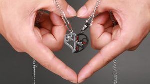 Двойные кулоны: особенности, как выбрать и носить Двойные кулоны: особенности, как выбрать и носить