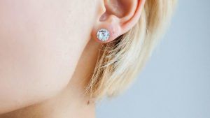 Серьги с фианитами: как выбрать и с чем носить Серьги с фианитами: как выбрать и с чем носить