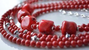 Коралловые бусы: как выбрать украшение и с чем носить Коралловые бусы: как выбрать украшение и с чем носить