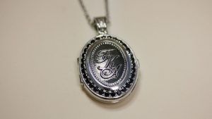 Серебряный медальон: особенности украшения, как выбрать и с чем носить Серебряный медальон: особенности украшения, как выбрать и с чем носить