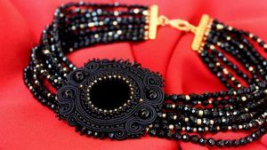 Колье-ошейник: особенности украшения, как выбрать и носить Колье-ошейник: особенности украшения, как выбрать и носить