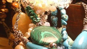 Украшения из полудрагоценных камней: особенности, как выбрать и с чем носить Украшения из полудрагоценных камней: особенности, как выбрать и с чем носить