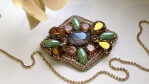 Броши с кристаллами Сваровски: особенности, как выбрать и с чем носить Броши с кристаллами Сваровски: особенности, как выбрать и с чем носить