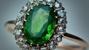 Зеленый гранат: свойства, особенности и применение камня