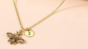 Цепочка с кулоном: как выбрать и с чем носить Цепочка с кулоном: как выбрать и с чем носить