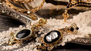 Винтажная бижутерия: особенности, как выбрать и носить Винтажная бижутерия: особенности, как выбрать и носить