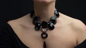 Украшения на шею: какое выбрать и как носить Украшения на шею: какое выбрать и как носить