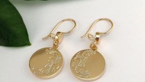 Золотые серьги без вставок: особенности, как выбрать и носить Золотые серьги без вставок: особенности, как выбрать и носить