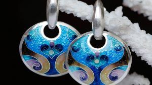 Серьги с эмалью: особенности, как выбрать и носить Серьги с эмалью: особенности, как выбрать и носить