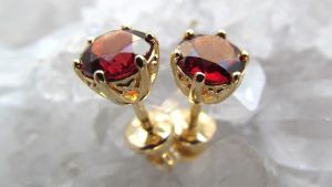Золотые серьги с гранатом: особенности, как выбрать и носить Золотые серьги с гранатом: особенности, как выбрать и носить