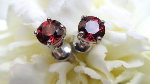 Серебряные серьги с гранатом: особенности, как выбрать и носить Серебряные серьги с гранатом: особенности, как выбрать и носить