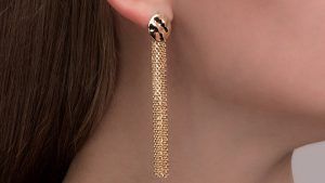 Золотые длинные серьги: особенности, как выбрать и носить Золотые длинные серьги: особенности, как выбрать и носить