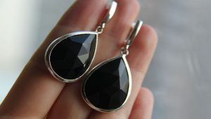Серьги с ониксом: особенности, как выбрать и носить Серьги с ониксом: особенности, как выбрать и носить