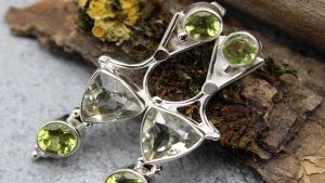 Серьги с хризолитом: особенности, как выбрать и носить Серьги с хризолитом: особенности, как выбрать и носить