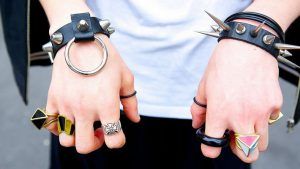 Браслеты с шипами: особенности, как выбрать и с чем носить Браслеты с шипами: особенности, как выбрать и с чем носить