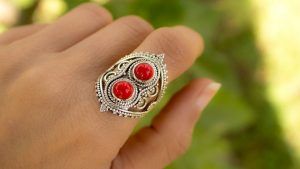 Кольца с кораллами: особенности, как выбрать и с чем носить Кольца с кораллами: особенности, как выбрать и с чем носить