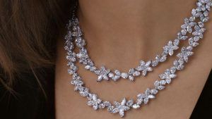 Колье с бриллиантами: особенности, как выбрать и с чем носить Колье с бриллиантами: особенности, как выбрать и с чем носить