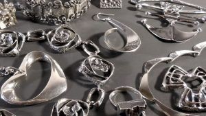 Посеребрённая бижутерия: особенности, как выбрать и носить Посеребрённая бижутерия: особенности, как выбрать и носить