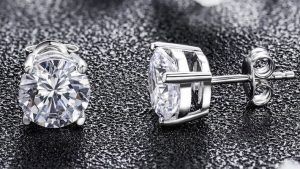 Серьги с бриллиантами: особенности выбора, как и с чем носить Серьги с бриллиантами: особенности выбора, как и с чем носить