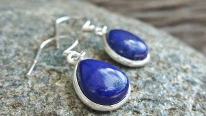 Серьги с лазуритом: особенности, как выбрать и носить Серьги с лазуритом: особенности, как выбрать и носить
