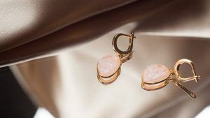 Серьги с розовым кварцем: особенности, как выбрать и носить Серьги с розовым кварцем: особенности, как выбрать и носить