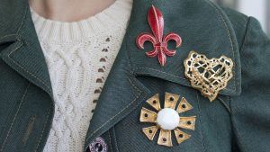 Винтажные броши: как выбрать и с чем носить украшения Винтажные броши: как выбрать и с чем носить украшения