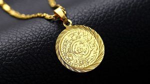 Золотой медальон — изюминка образа, как выбрать и носить Золотой медальон — изюминка образа, как выбрать и носить