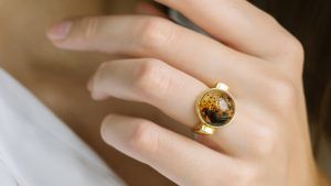 Золотые кольца с янтарем: особенности, как выбрать и носить Золотые кольца с янтарем: особенности, как выбрать и носить
