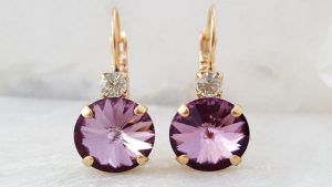 Золотые серьги с аметистом: особенности, как выбрать и носить Золотые серьги с аметистом: особенности, как выбрать и носить