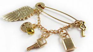 Брошь-булавка: особенности украшения, как выбрать и носить Брошь-булавка: особенности украшения, как выбрать и носить