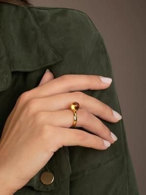 золотое кольцо на пальце