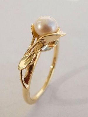 золотое кольцо с камнем