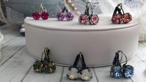 Серьги с кристаллами Сваровски: как выбрать и носить Серьги с кристаллами Сваровски: как выбрать и носить