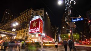 По данным Macy’s, ювелирные изделия привлекают молодых покупателей