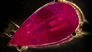Ожерелье с синтетическими рубинами, выданными за природные