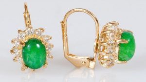 Золотые серьги с хризопразом: особенности, как выбрать и носить Золотые серьги с хризопразом: особенности, как выбрать и носить