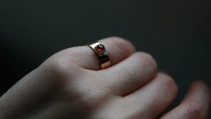 Золотые кольца с гранатом: особенности, как выбрать и носить Золотые кольца с гранатом: особенности, как выбрать и носить